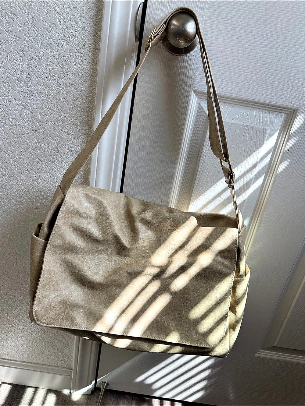 Shoulder Bag in Beige Like New